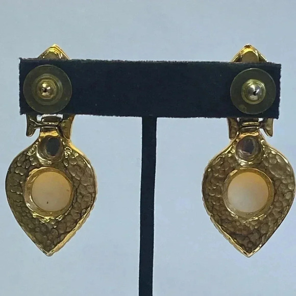 CLASSIC 80's DOOR KNOCKER PIERCED EARRINGS WITH RED AND "PEARL" ACCENTS - Picture 7 of 7